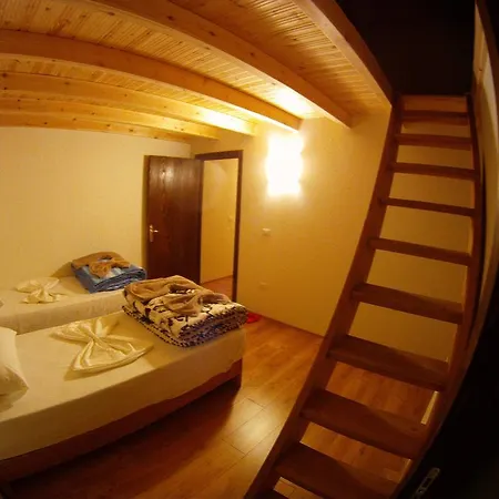 Bujtina Polia * Theth