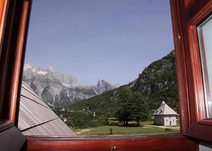 农家乐 Bujtina Polia *