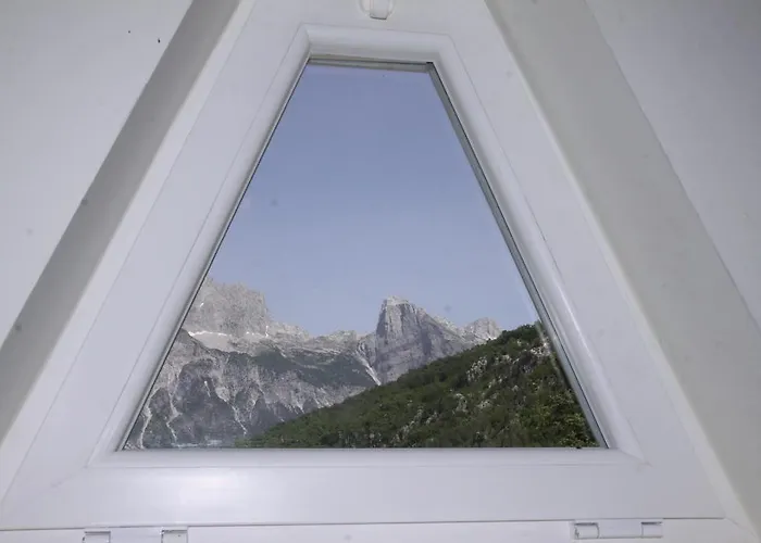 农家乐 Bujtina Polia *