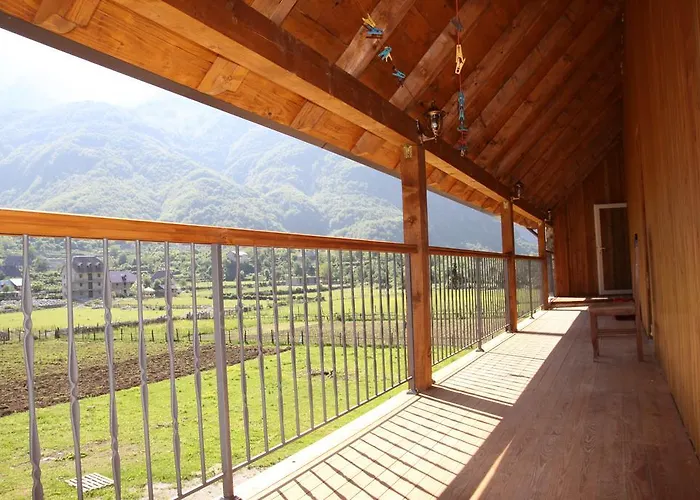 农家乐 Bujtina Polia *