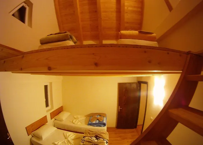 农家乐 Bujtina Polia