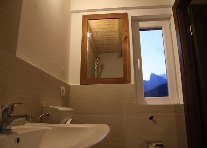 Bujtina Polia 泰斯