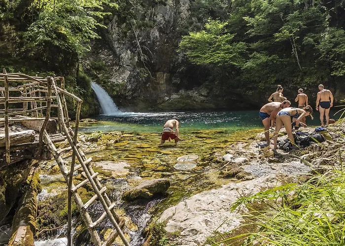 农家乐 Bujtina Polia *