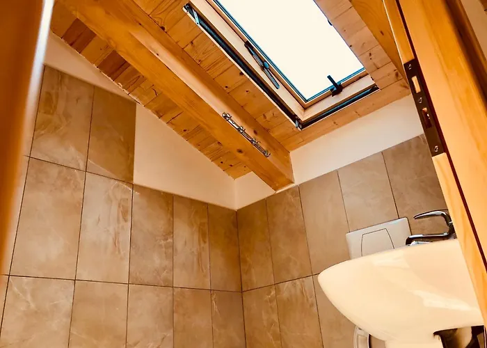 Bujtina Polia 泰斯