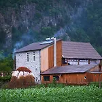 Bujtina Polia *
