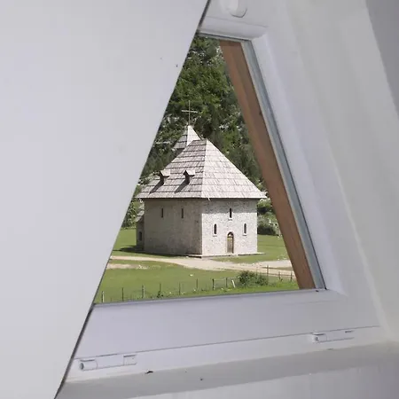 Bujtina Polia *